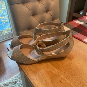 NWT Nina New York Gold Wedge Sandals Formal 8